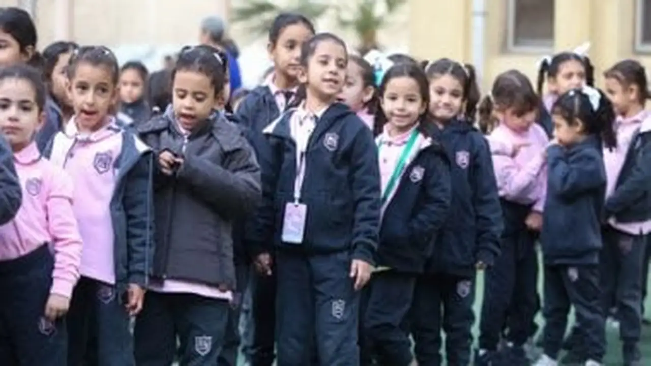 إثارة قلق أولياء الأمور في الجيزة بعد قرار تأجيل الدراسة وعودة الطلاب